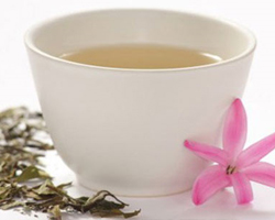 Белый чай идеально подходит для похудения и активных занятий спортом