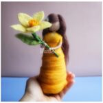 Авторська лялька "Веснянка з квіткою нарцис", валяна з вовни, 15 см