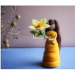 Авторська лялька "Веснянка з квіткою нарцис", валяна з вовни, 15 см, Україна